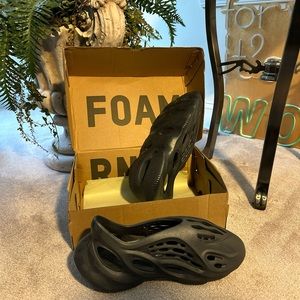 YZY foam Runners “Onyx”

#yeezy #foamrunner #kanye #fashion #slides